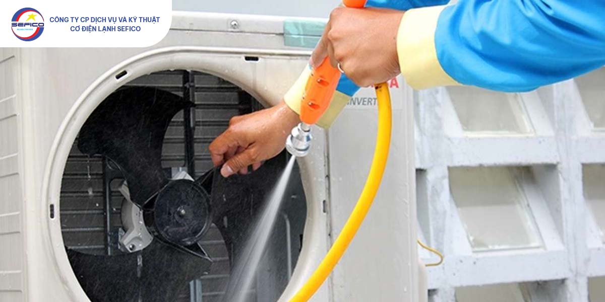 Hướng dẫn cách vệ sinh cục nóng điều hòa Daikin chuẩn kỹ thuật