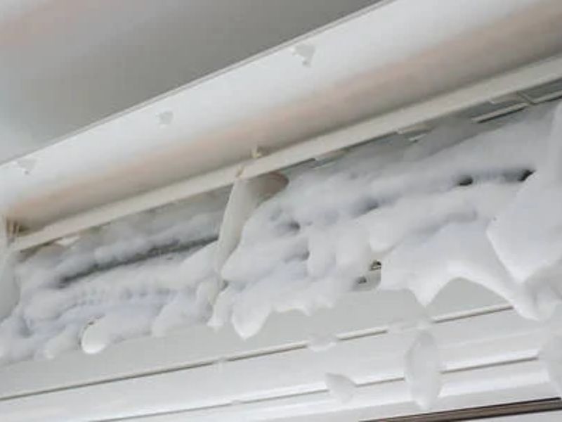 Máy lạnh bị đóng tuyết sẽ khiến các linh kiện bên trong dễ bị hư hỏng