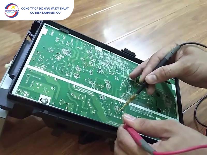 Mainboard là bộ phận quan trọng trong điều khiển hoạt động của máy lạnh. 